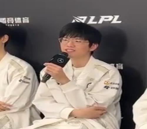 想跟我打请预约！Jiejie：我Solo打不过线上的选手跟我打请预约