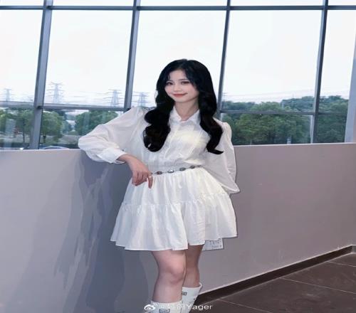 永劫无间主持人娅鸽晒照：整点新的穿搭风格今日份美图