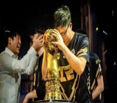 Uzi名人堂皮肤即将推出，国内销量是否有望超过Faker