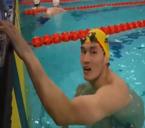 男子200米仰泳决赛：徐嘉余1分57秒56夺冠，成绩达到世锦赛A标