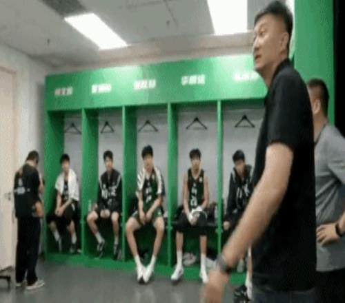 广东实验半场4131领先清华附中！杜锋前往更衣室鼓励球员！
