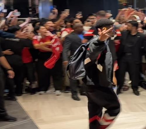 邮报：阿玛德在马来西亚遭遇严重辱骂，因此才对镜头竖中指
