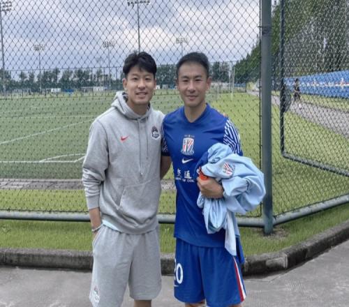 何超社媒晒与于汉超合影：致敬20号