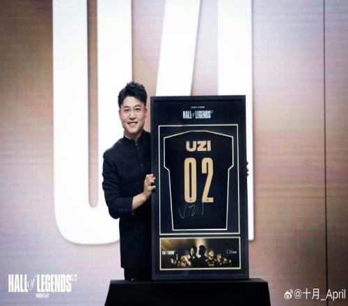 LPL主持十月分享Uzi名人堂典礼返图：图只放五张，因为乌兹YYDS！