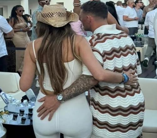 英媒：特里皮尔与两名金发女郎约会，其妻子已就婚姻问题咨询律师