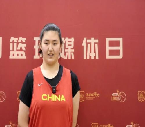 不好意思有幸和2米26的张子宇一起合过影不信看图