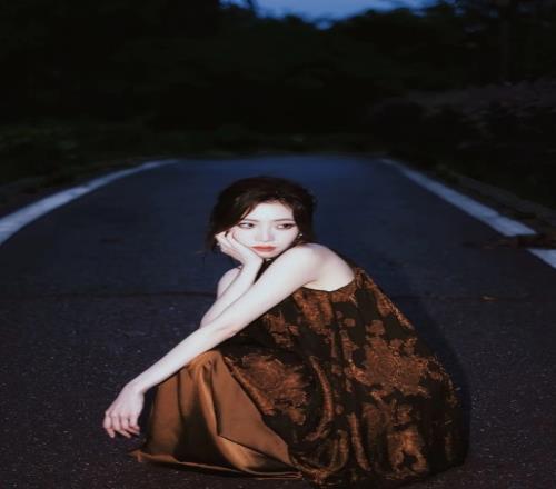 主持希然晒照配乐《如果当时》：把风藏进歌里