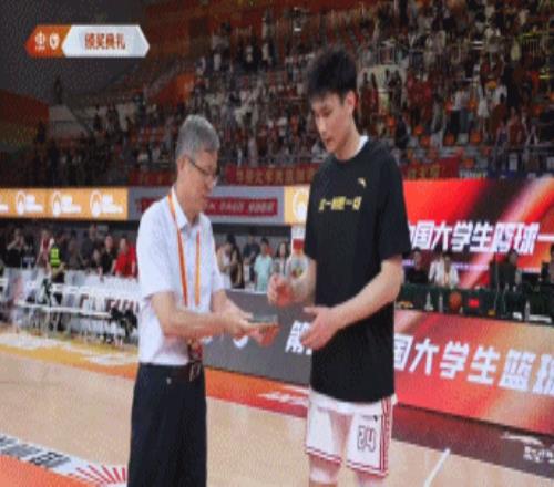 媒体人：周鲁男和华侨令人尊重但北大有CUBAL最超模球员管子煜