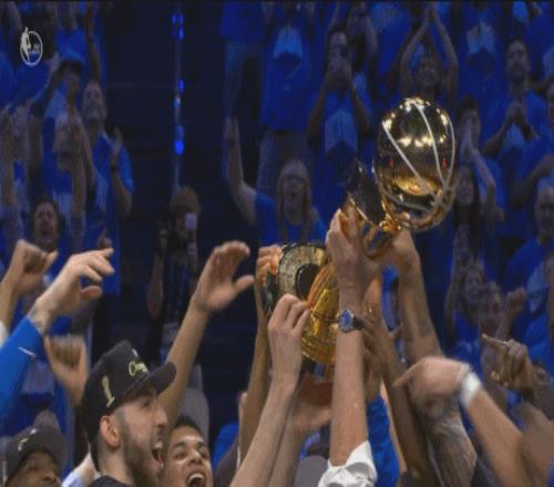 荣耀时刻！雷霆捧起NBA总冠军奖杯！