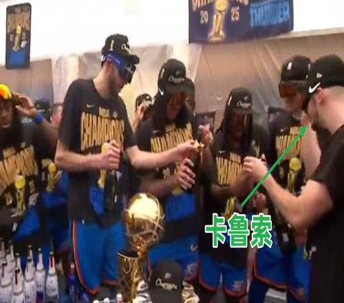 一帮菜鸟雷霆众人拿着香槟问卡鲁索要怎么打开