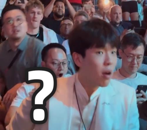 现场直击：杨瀚森在16顺位被选中后一脸错愕惊出表情包！