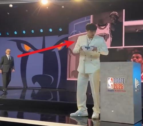 杨瀚森上台后略显紧张&和工作人员沟通萧华在身后默默等待