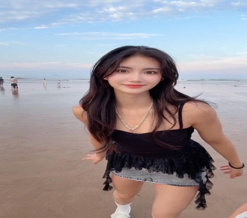 甜美！夏思凝晒多张海边度假照：首先你要快乐，其次都是其次