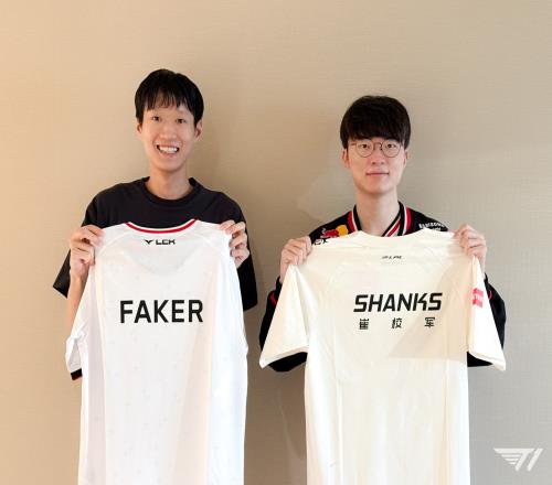 追星成功嘴都笑裂了！T1分享Shanks与Faker交换队服的合照：初次见面