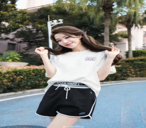 太有活力了！LPL女主持希然晒照：“R键”在手，大招就绪！