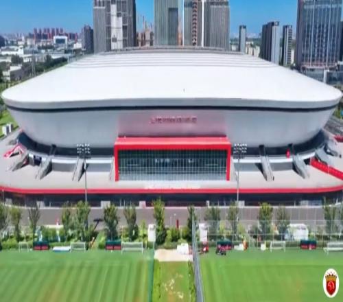 为确保后续比赛的场地条件海港主场正进行内场草坪换草工作