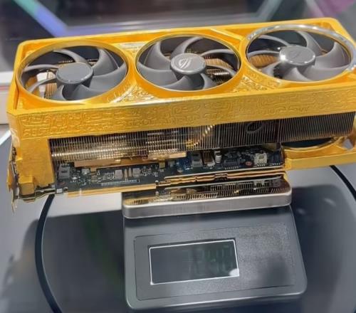 10斤真金打造500万元“卡皇”，华硕展示ROGRTX5090D黄金显卡
