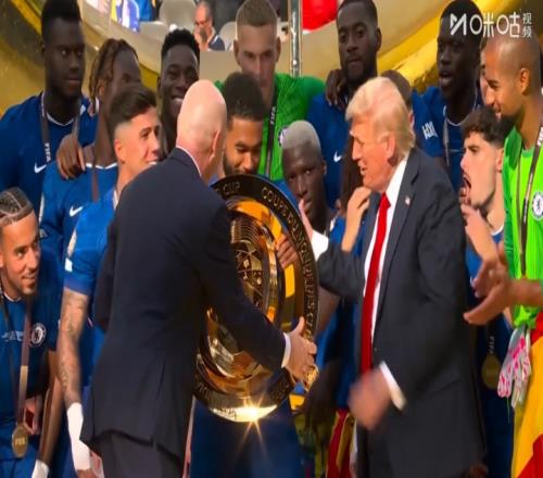 特朗普：FIFA做了一座新的奖杯，旧的现在放在我办公室里