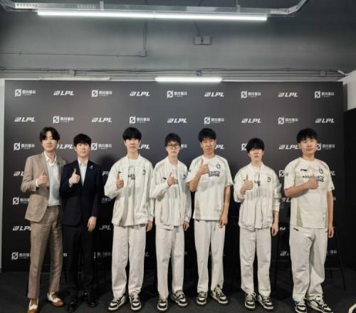 iG赛后群访Meiko教练教了一些野辅联动的内容现在配合越来越好