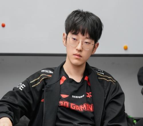 这状态下滑的很不对！Scout两局合砍288，发条瑞兹均被对位GAP