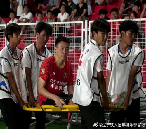 栗鹏赛后前往医院就医经诊断为右胫骨中段骨折祝愿栗鹏早日康复