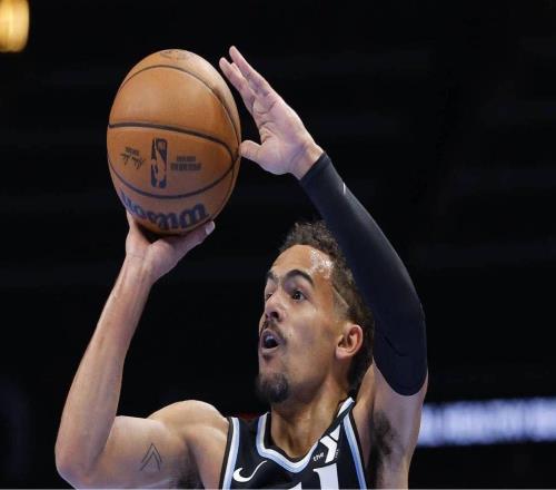 老鹰官方：特雷杨因右膝扭伤，将缺席明日对阵步行者的比赛