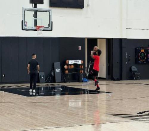 杨瀚森NBA前途渺茫，他的中国翻译却成了开拓者助教！