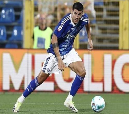 13场0球神锋坠落！莫拉塔失控撞人后主动求换下，职业生涯走到头