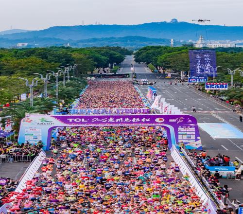 2025惠州马拉松开跑！1.3万跑者刷新多项赛会纪录