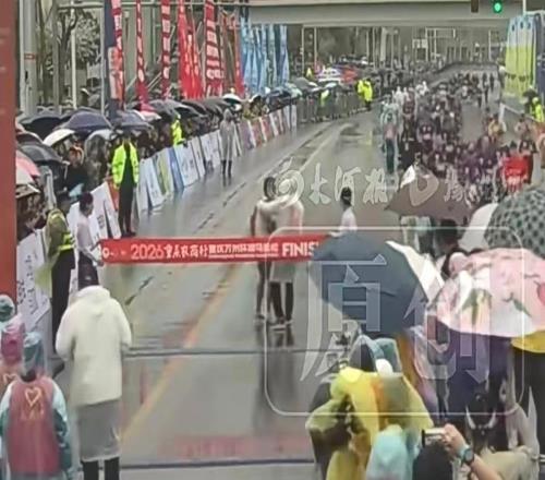 马拉松冠军冲线被拦，“乌龙”背后是专业失守 | 新京报快评