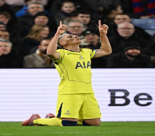 英超最新积分战报热刺小胜止颓势差曼联4分领跑下半区