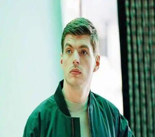 在拉斯维加斯的霓虹里，F1车手告诉你什么是男人真正的性感