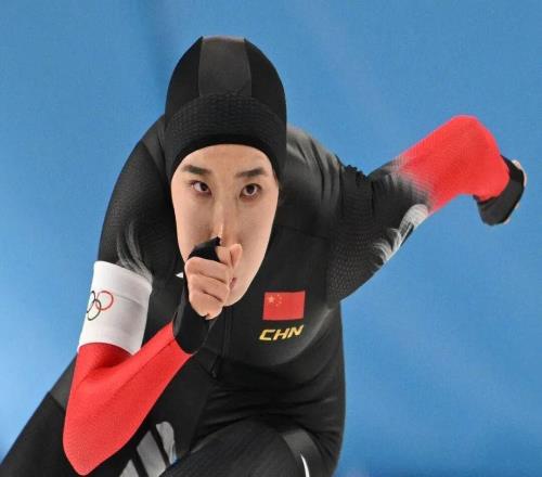 米兰冬奥早报：谷爱凌为中国队夺得本届冬奥会首银，张小楠斩获女子大跳台第五