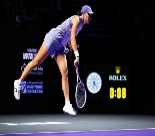 WTA年终总决赛：斯瓦泰克仅丢三局2-0横扫凯斯，取得开门红