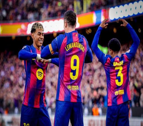 诺坎普之夜！西甲劲旅惨败，巴萨1战重回榜首，亚马尔蜕变新王！