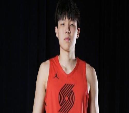 杨瀚森4分4篮板6犯离场短板尽显，季前赛首秀难言成功