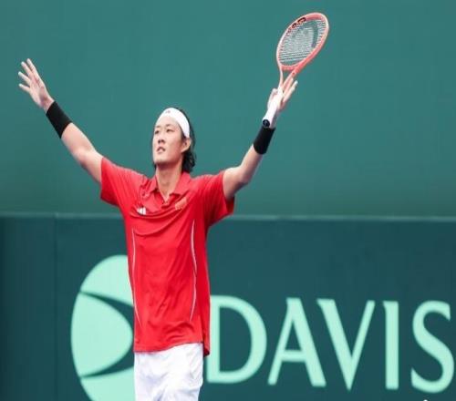 张之臻连续作战勇夺两胜，助中国队晋级戴维斯杯世界Ⅰ组
