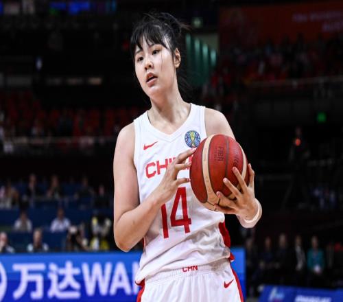 WNBA火花主帅猛夸李月汝她是训练营开始后最大的惊喜