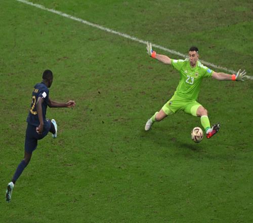 这一球梦回世界杯决赛！穆阿尼外脚背弹射被迪亚斯挡出！