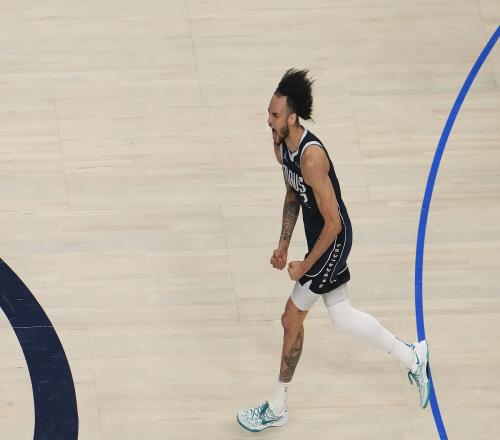 克莱：莱夫利的转身和勾手让我印象深刻勾手在NBA几乎失传了