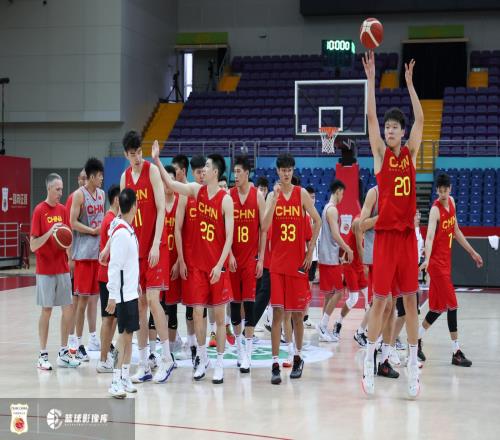 中国男篮在夏季联赛表现如何阿联跳投绝杀周琦艾伦齐发力取胜