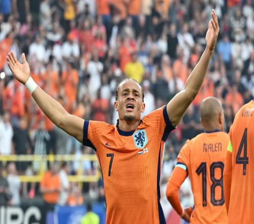 与传奇并列！西蒙斯是第五位在欧洲杯半决赛进球的荷兰球员