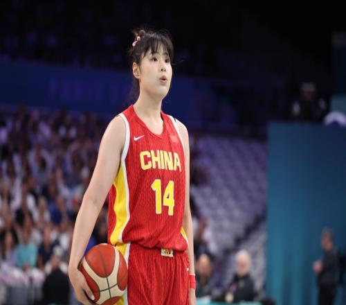 李月汝提醒教练叫暂停但按照FIBA规则非死球状态无法叫暂停