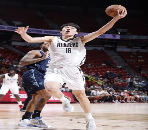持续关注！NBA官推转发杨瀚森举火烧天隔扣：11分钟砍下8分