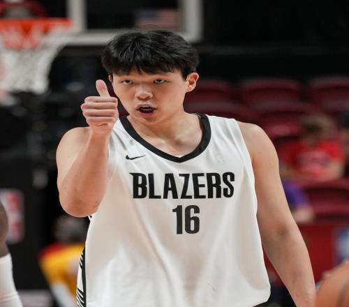 杨瀚森举火烧天隔扣！美媒HoopCentral惊叹：杨TMD瀚森！