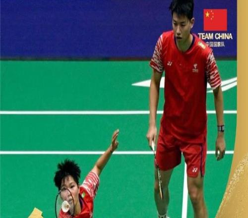 冯彦哲/黄东萍2-0击败郭新娃/陈芳卉，夺得香港赛混双冠军