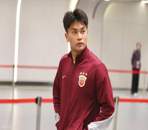 中国U22国足新名单公布，王钰栋入选引发热议，球迷：他该歇歇了