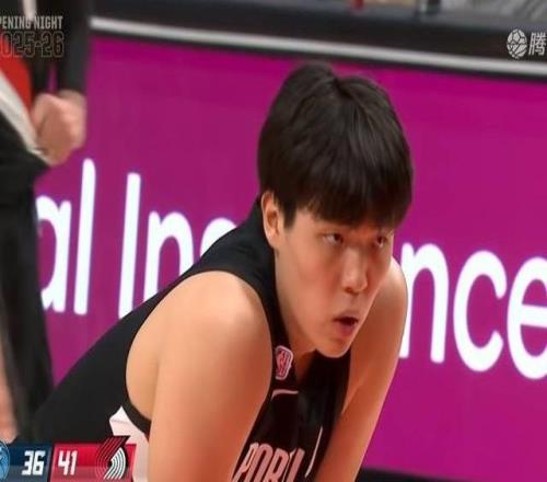 杨瀚森NBA常规赛首秀罚球拿下2分，体验被对手隔扣