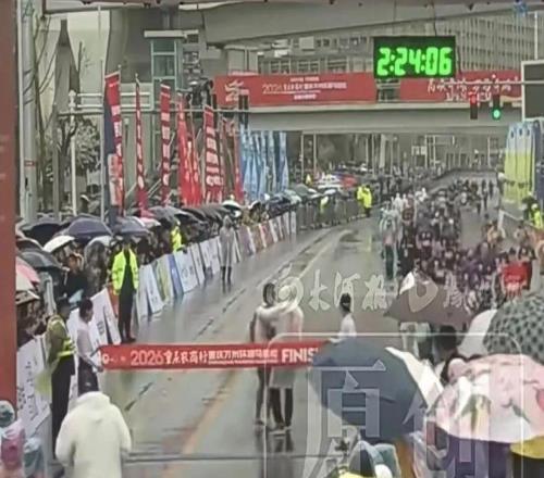 马拉松冠军冲线被拦，“乌龙”背后是专业失守 | 新京报快评