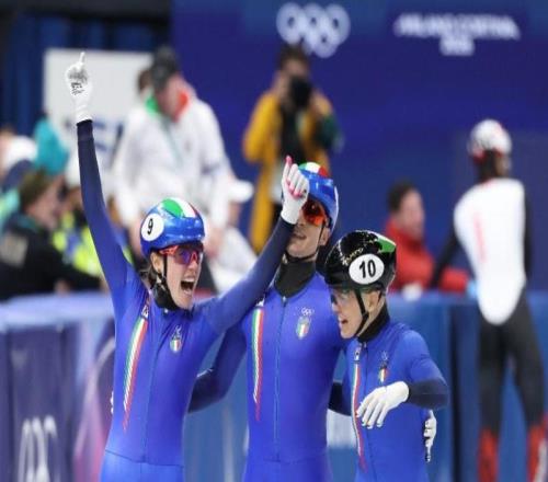 中国队获短道速滑混合接力第四名，东道主反超夺冠